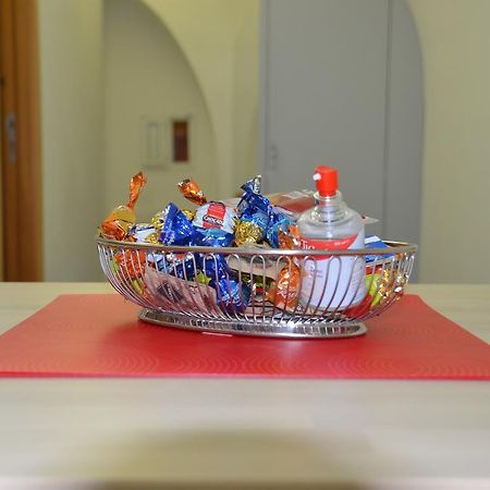 La Strada Parlata Hotel Наполи Екстериор снимка