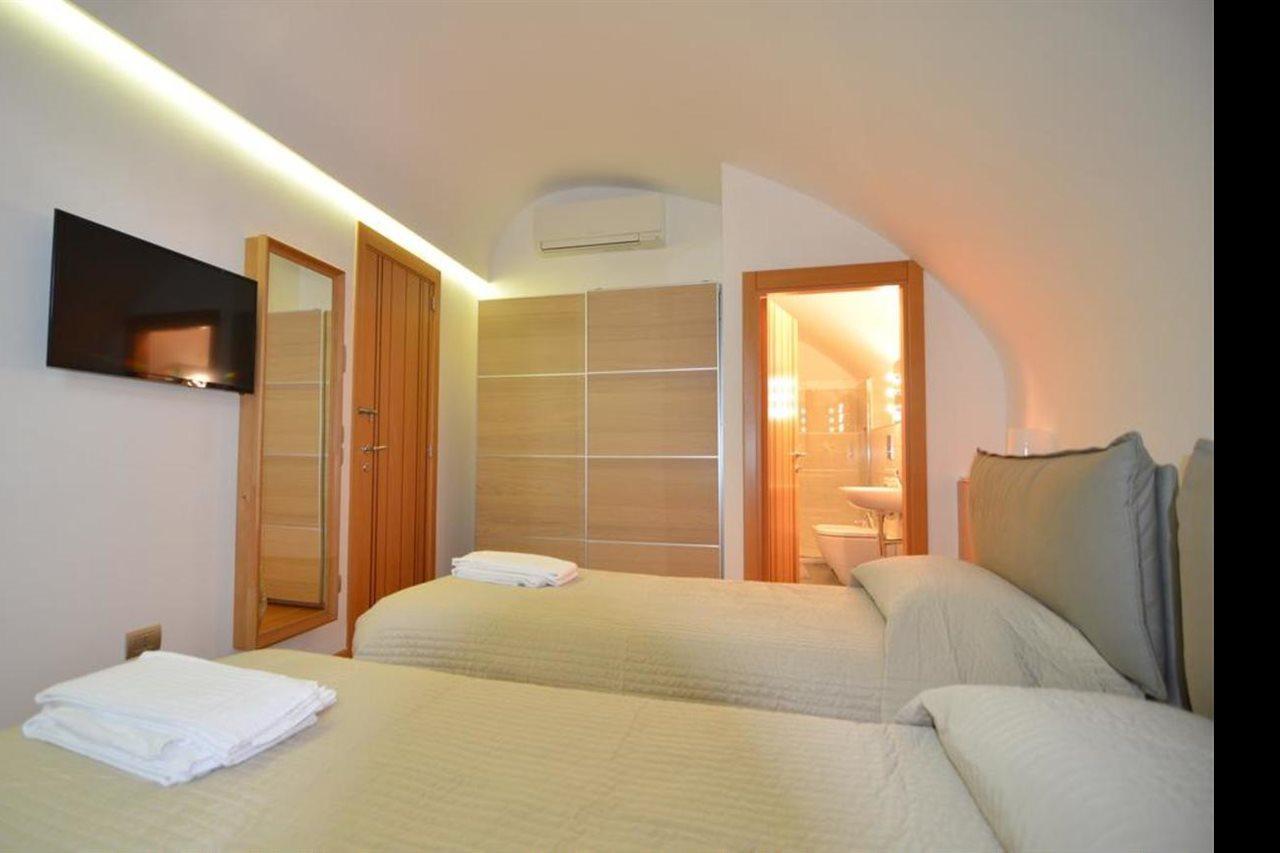 La Strada Parlata Hotel Наполи Екстериор снимка