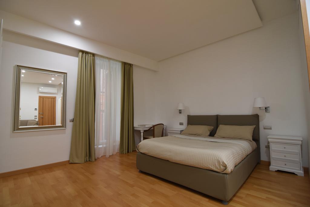 La Strada Parlata Hotel Наполи Екстериор снимка