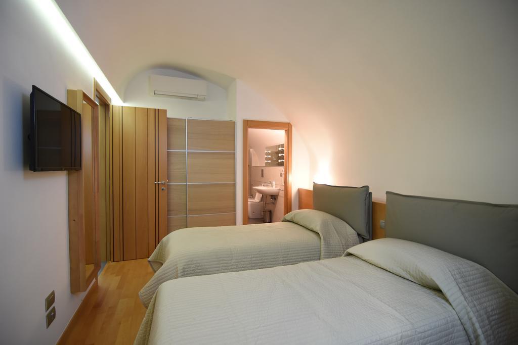 La Strada Parlata Hotel Наполи Екстериор снимка