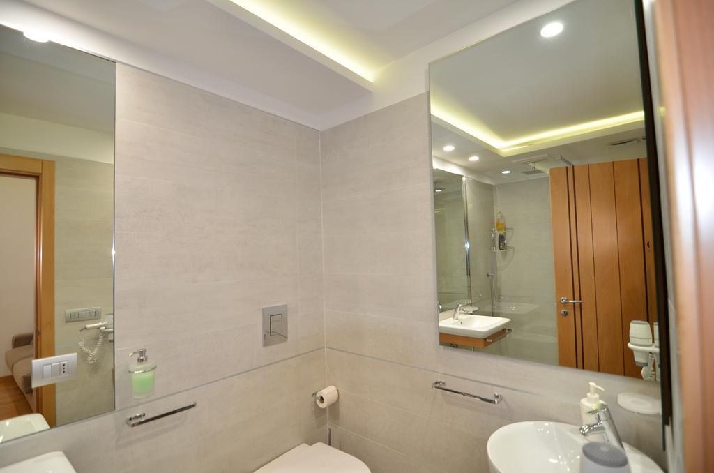 La Strada Parlata Hotel Наполи Екстериор снимка