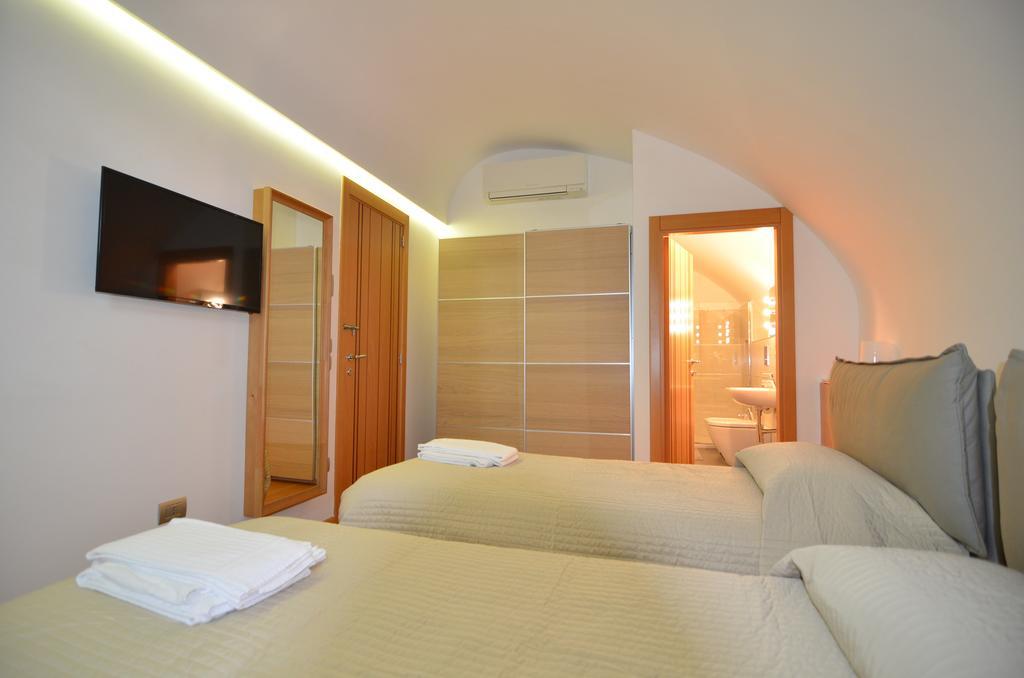 La Strada Parlata Hotel Наполи Екстериор снимка