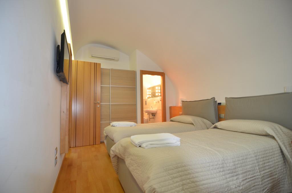 La Strada Parlata Hotel Наполи Екстериор снимка