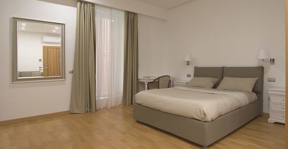 La Strada Parlata Hotel Наполи Екстериор снимка